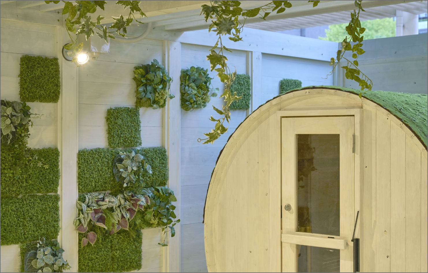 白と緑が描く洗練のコントラスト