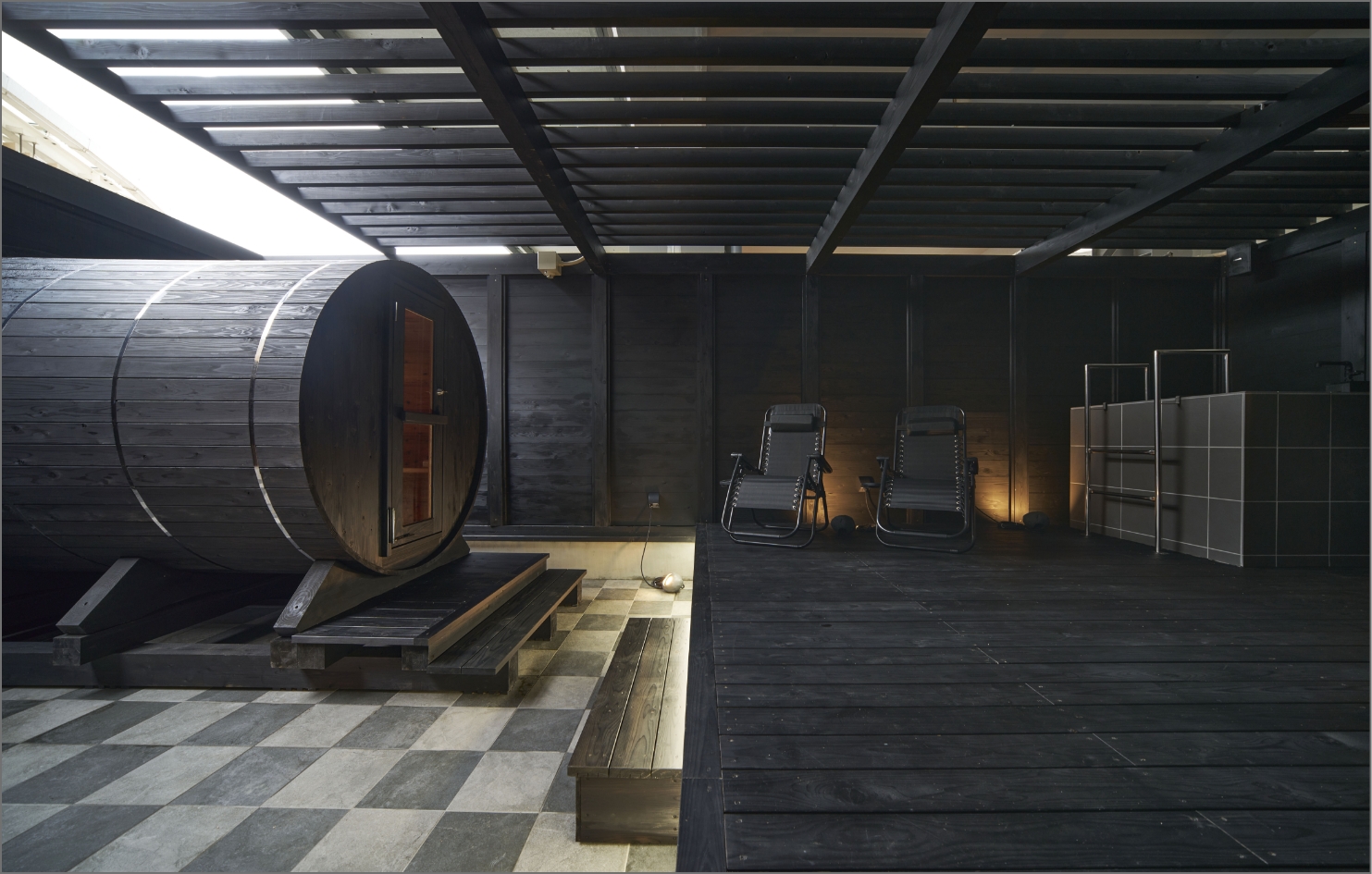 シックな梁とテントが生む没入感