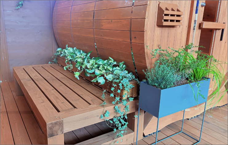 バレル脇のベンチで休憩